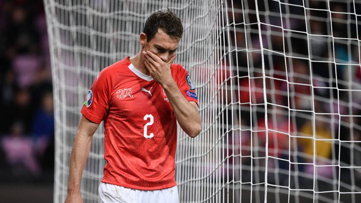 SCHWEIZ: STEPHAN LICHTSTEINER vom FC Augsburg steht bei 108 Länderspielen. Die EM 2020 wäre ein würdiger Abschied aus der "Nati" für ihn gewesen. Zum Stammpersonal zählte Lichtsteiner unter Vladimir Petkovic zuletzt nicht. 2021 wird der dann 37-Jährige wohl nicht zu dessen Aufgebot zählen