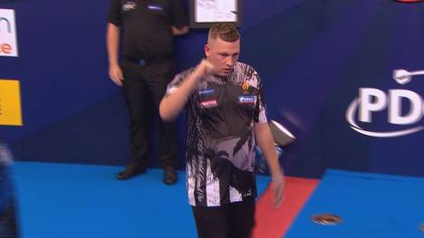Chris Dobey hat nach einer spektakulären Aufholjagd die zweite Runde des Darts World Grand Prix 2022 erreicht. Der Favorit, Luke Humphries, führte nach zwei Legs mit 2:0 und verlor die nächsten sechs in Folge. 