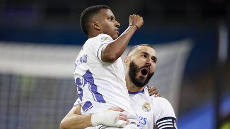 Rodrygo (l.) und Karim Benzema (r.) beim Jubeln