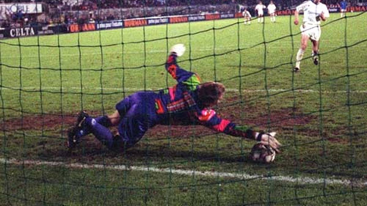BVB-Keeper Stefan Klos als optische Täuschung: Im vogelwilden Torwartdress parierte Klos den entscheidenden Elfmeter im UEFA-Cup-Halbfinale 1993 gegen Auxerre