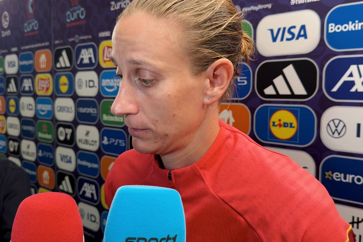 Ausgerechnet Ann-Katrin Berger sieht beim Gegentor gegen Spanien, das das Aus bedeutet, unglücklich aus. Im Anschluss nimmt sie die Schuld auf sich.