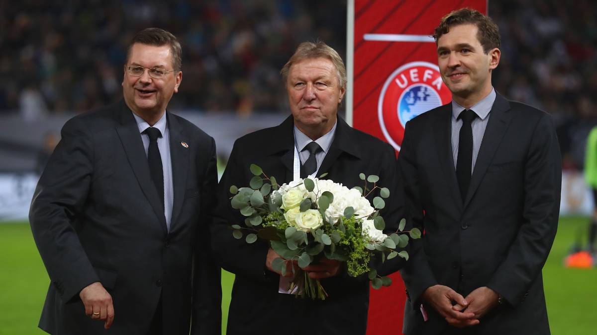 Vor dem Spiel wird nach 16 Jahren beim DFB Rios Silber-Trainer Horst Hrubesch verabschiedet. Hrubesch war zudem mit der U19 2008 sowie mit der U21 2009 Europameister