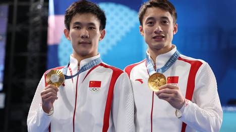 Junjie Lian (r.) und Hao Yang holten im Synchronspringen souverän Gold