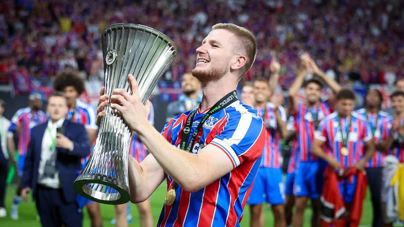 Adam Wharton feiert den Gewinn der Conference League
