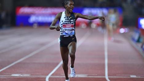 Kipyegon holt sich auch den Weltrekord über 5000 m