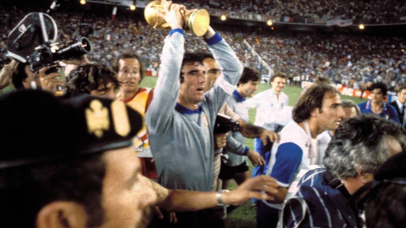 Dino Zoff nach Italiens Finalsieg 1982 mit dem WM-Pokal
