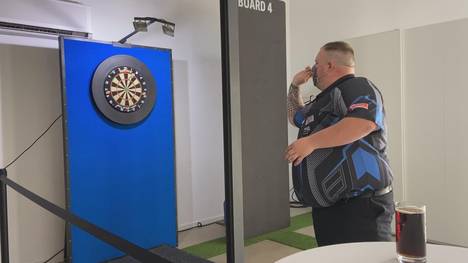 Bei der HYLO CARE PDC Europe Superleague Germany gewähren die Spieler einen Einblick in ihre Routine vor dem Match. Natürlich wird auch da Mundschutz getragen.
