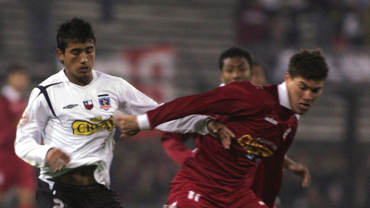 Der am 22. Mai 1987 als Arturo Erasmo Vidal Pardo (l.) in Santiago de Chile geborene Mittelfeldspieler beginnt seine Karriere in seinem Heimatland bei CSD Colo-Colo. Nach mehreren Jugendmannschaften wird er 2005 erstmals in den Profikader aufgenommen