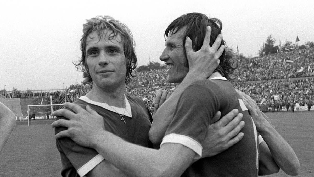 HEINZ VAN HAAREN (l.): Der allererste Niederländer in Königsblau führte seine Mannschaft zwischen 1968 und 1972 ins DFB-Pokal-Finale 1969 und zur Vizemeisterschaft 1972. Insgesamt lief van Haaren 126 Mal für Schalke auf und erzielte zehn Tore 