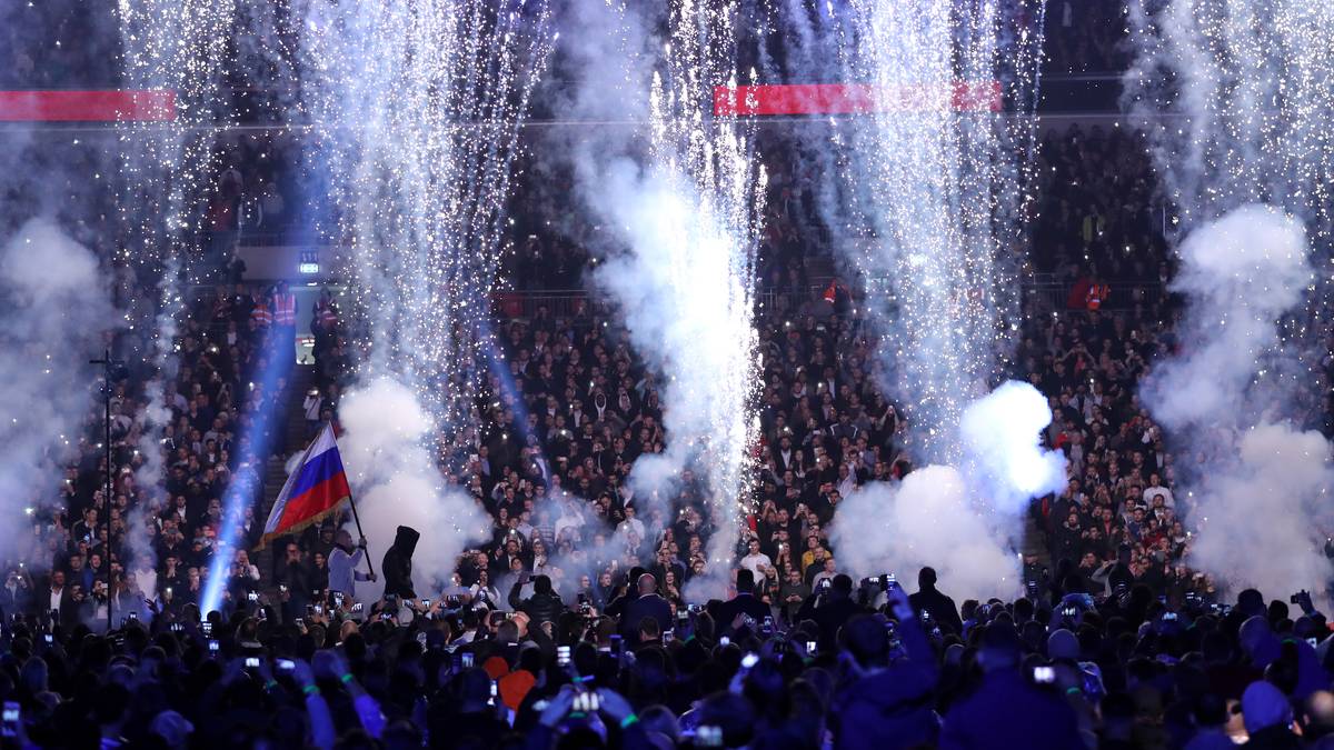Unter den Klängen von russischer Musik und unüberhörbaren Buhrufen betritt zunächst Herausforderer Alexander Povetkin die Bühne im Londoner Wembley Stadion. Wer denkt, der Auftritt des Russen sein schon pompös, der wird in der Folge eines Besseren belehrt