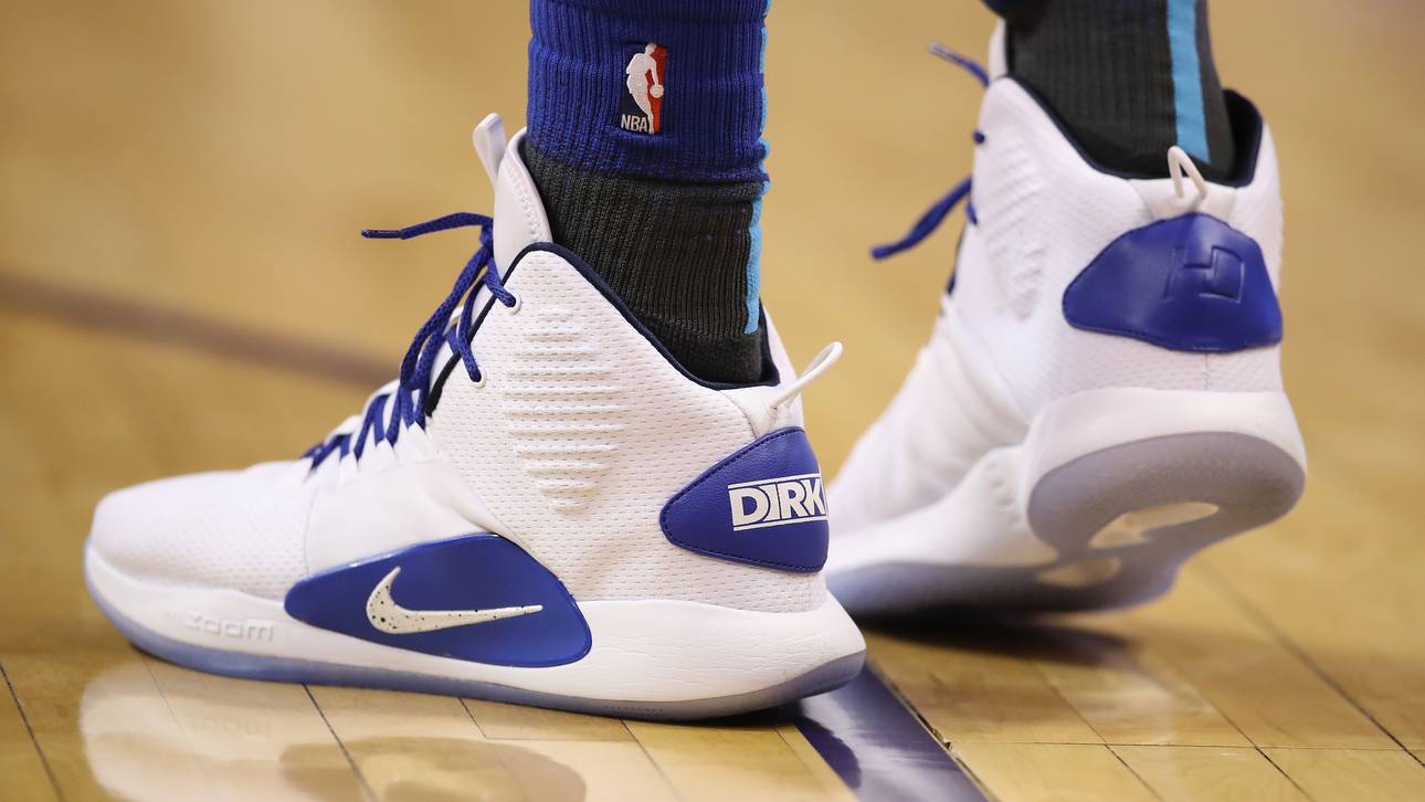 Dallas Mavericks v Phoenix Suns