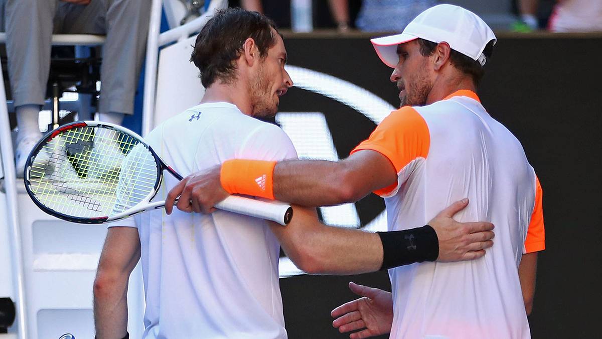 Anschließend holt sich der 29-Jährige die Gratulation von Murray ab