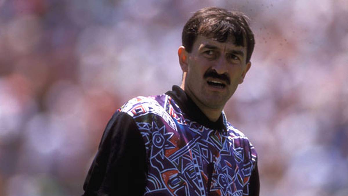 Stanislaw Tschertschessow stand unter anderem für Dynamo Dresden und Russland zwischen den Pfosten und bereicherte die Bundesliga mit griesgrämiger Miene und kreativen Trikots