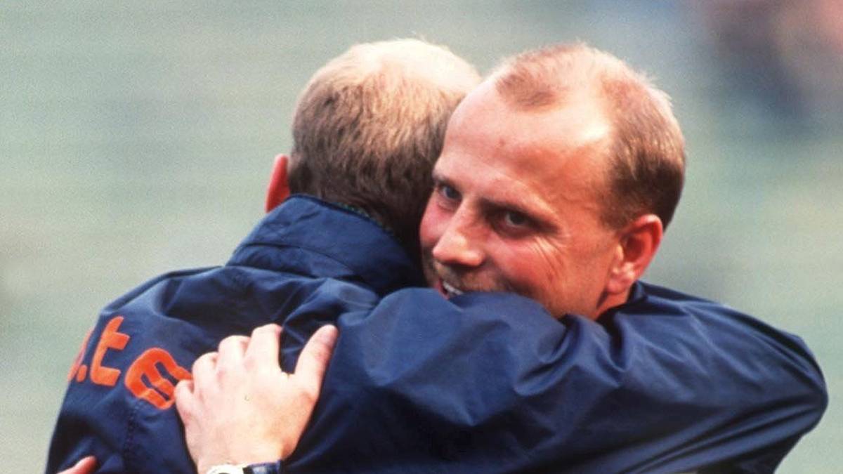 Nur wenige Wochen später feiert Schaaf seinen ersten Titel als Trainer. Mit Werder holt er erneut den DFB-Pokal und ist überhaupt erst der dritte Trainer, der den Pokal zuvor auch als Spieler gewonnen hat