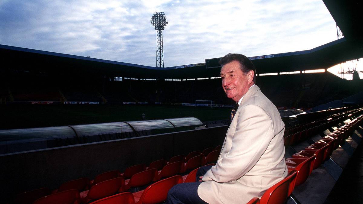 Das Lauterer Eigenwächs (hier im nach ihm benannten Stadion von Kaiserslautern) wurde zur Legende des FCK und des deutschen Fußballs. Nach der aktiven Karriere adidas-Repräsentant, Radiokommentator und Stiftungsvertreter. Erster Ehrenspielführer der deutschen Fußball-Nationalmannschaft. Starb 2002 im Alter von 81 Jahren