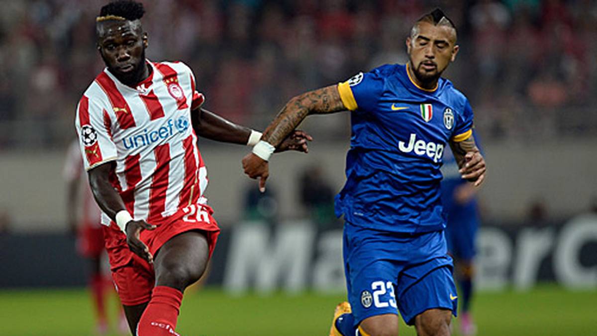Juventus Turin um Mittelfeldstar Arturo Vidal (r.) geht bei Olympiakos Piräus als Favorit ins Rennen, bekommt aber schnell Probleme