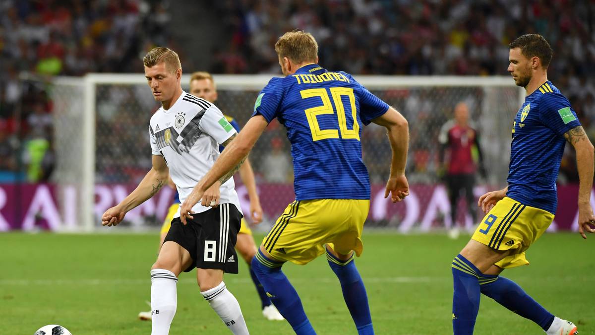 TONI KROOS: Sein völlig unnötiger Fehlpass auf Gündogan leitete das 1:0 der Schweden ein (32.). Statt vehement nachzusetzen, haderte er zunächst und sah zu, wie Toivonen Neuer überlupfte. In der zweiten Hälfte legt er zu, leitete das 1:1 und suchte öfter den Torabschluss. Starke Werte (Passquote 92,9 Prozent, 139 Ballkontakte) und ein epochaler Siegtreffer in den Winkel. So reagiert ein Weltklasse-Mann! SPORT1-Note: 3,5