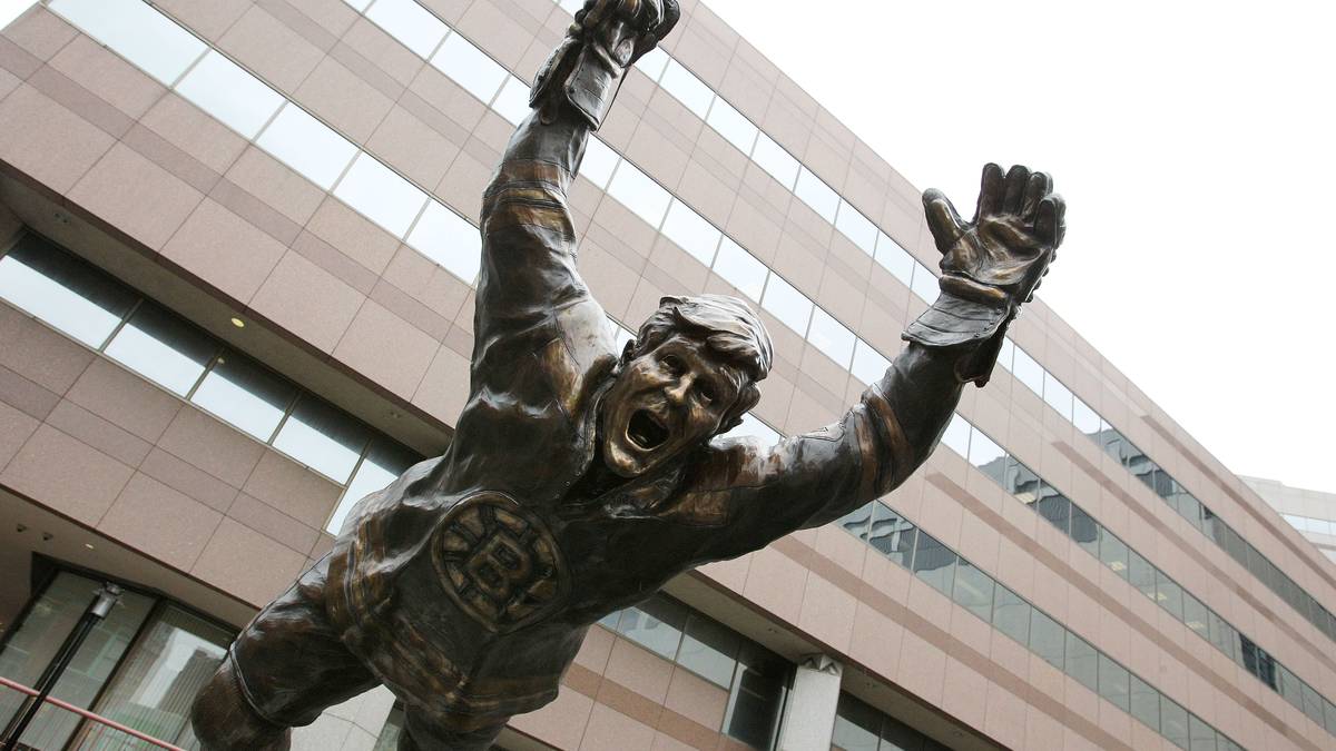 Vor dem TD Garden in Boston zeigt eine Statue Bobby Orrs legendäre Flugeinlage