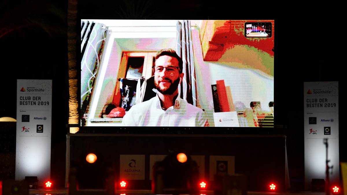 Der dreifache Skisprung-Weltmeister Markus Eisenbichler wird von den Athleten zum "Besten 2019" gewählt. Da Eisenbichler schon wieder im Wettkampfmodus ist, wird er aus Deutschland zugeschaltet