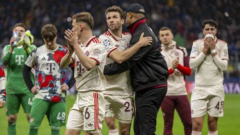 Joshua Kimmich (l.), Thomas Müller (m.) und Vincent Kompany nach dem Champions-League-K.o. bei Inter Mailand