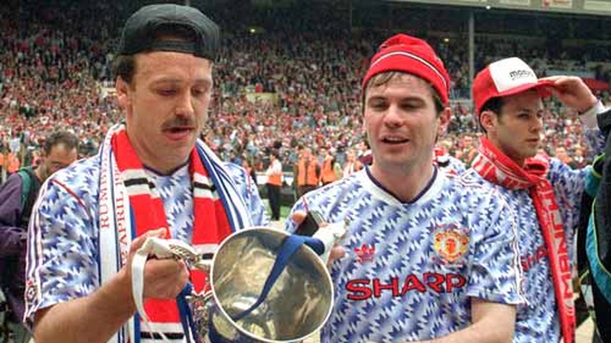 Schwer zu sagen, was faszinierender ist: Die grauenhaften Trikots von Manchester United anno 1992 oder die Tatsache, dass Ryan Giggs (r.) selbst dieses dunkle Kapitel schon miterlebt hat