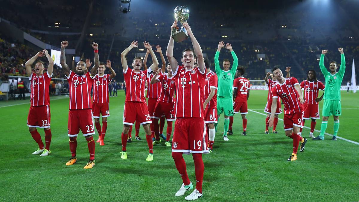 Erstes Spiel, erster Titel: Neuzugang Sebastian Rudy hat mit einer starken Leistung großen Anteil am Triumph der Bayern und freut sich über seinen ersten Titel mit dem Rekordmeister
