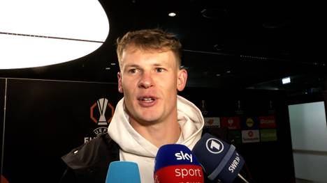 Vor dem Europa-League-Auftakt gegen Celta Vigo entrollen die Fans des VfB Stuttgart ein Plakat: "Wir holen dieses Mal den Europapokal!" Alexander Nübel und Sportdirektor Fabian Wohlgemuth reagieren auf das Banner.