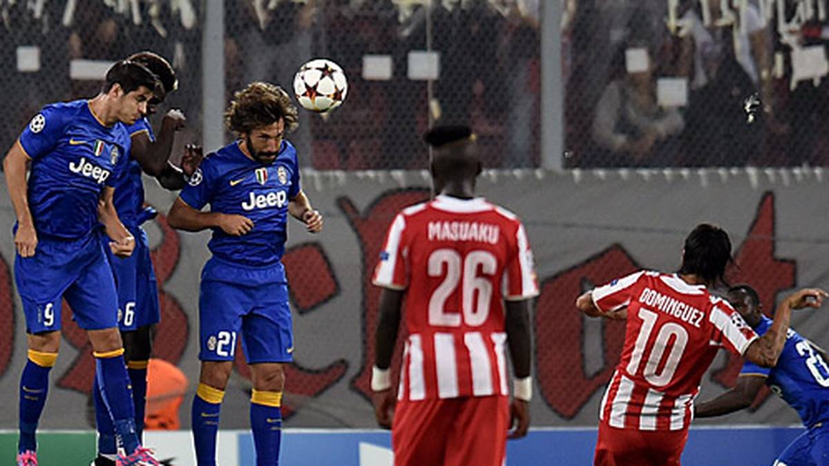 Denn die Griechen rennen, kämpfen und spielen mit absoluter Leidenschaft - da müssen sogar Künstler wie Andrea Pirlo (2.v.l.) hinten in der Freistoßmauer aushelfen