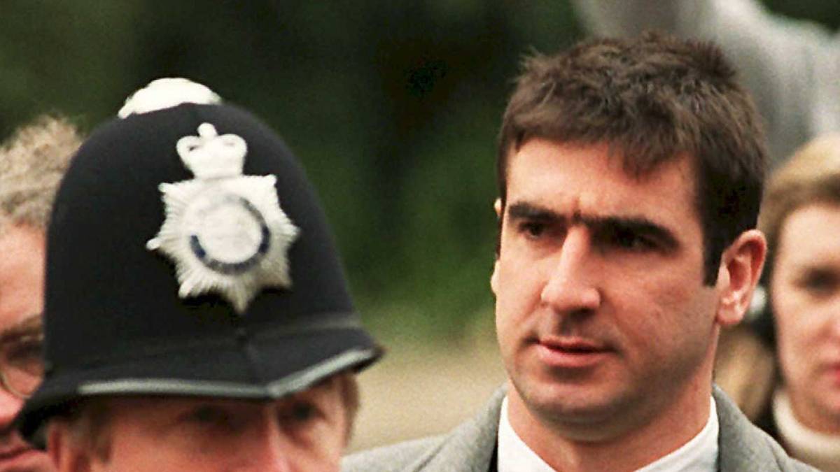 Der heißblütige Cantona sprang daraufhin auf den pöbelnden Anhänger mit den Stollen voraus. Die Sperre war drakonisch: Ein halbes Jahr lang musste United ohne den französischen Star auskommen