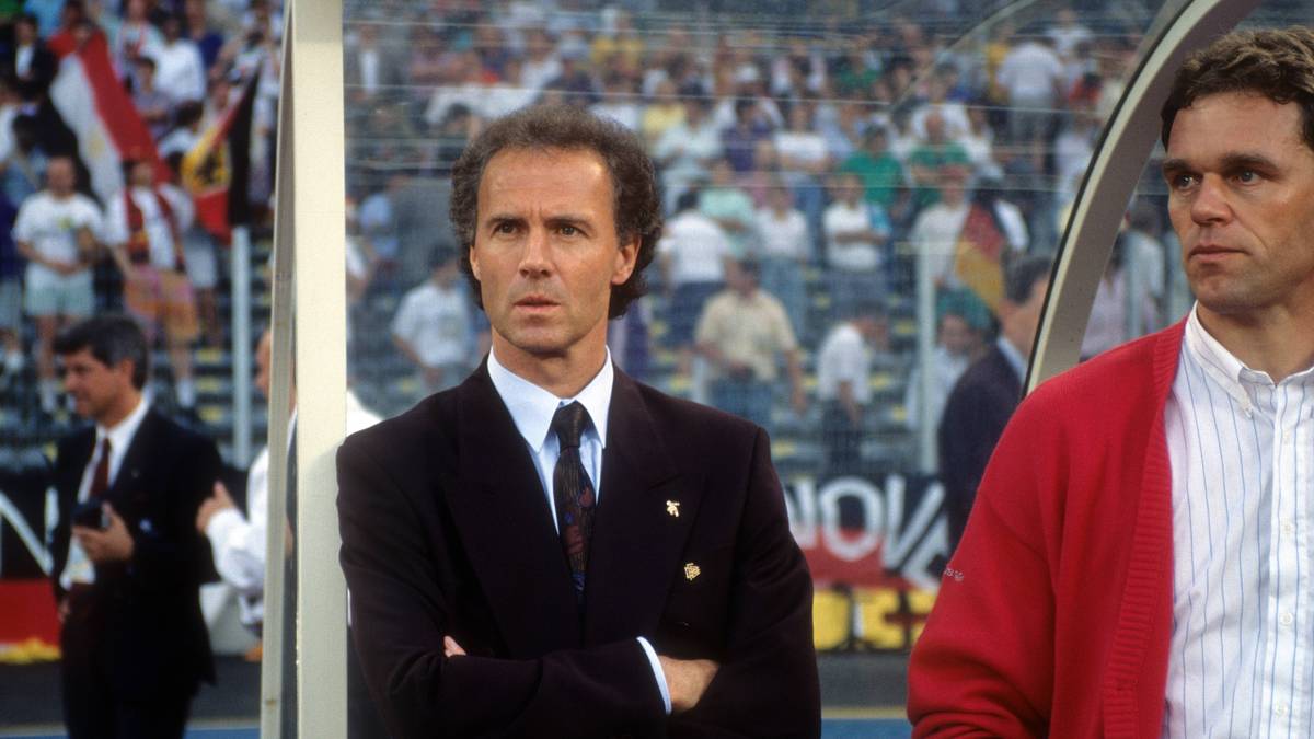 Franz Beckenbauer ist 1990 der Planer des Erfolgs als Teamchef. Legendär ist das Bild des innehaltenden Kaisers nach dem Triumph. 