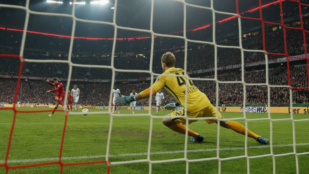 Schiedsrichter Tobias Stieler zeigt unter heftigem Protest der Gäste auf den Punkt. Ein wichtiger Pfiff für die Hausherren: Die Bayern hatten sich zuvor erstaunlich stark unter Druck setzen lassen, das 1:1 lag in der Luft. Thomas Müller ist das egal: Mit seinem zweiten Treffer an diesem Abend zerstört er alle Werder-Hoffnungen. 