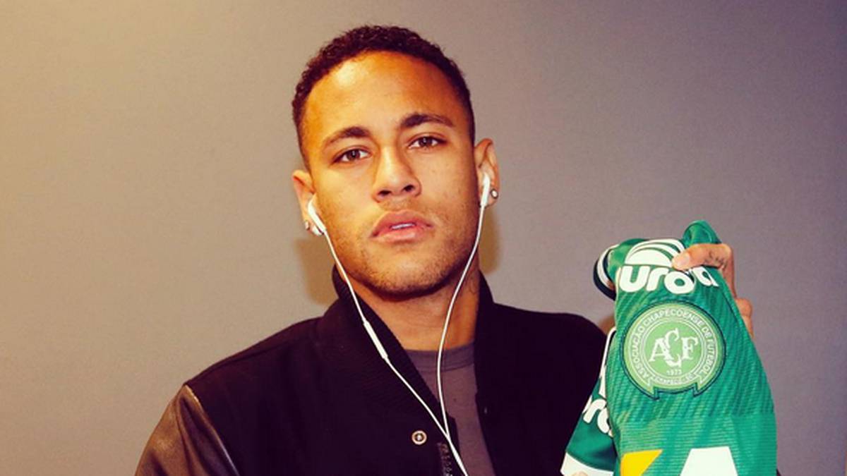 Einige Akteure schicken persönliche Grüße nach Brasilien. Der Brasilianer Neymar vom FC Barcelona zeigt sich solidarisch mit dem Trikot von Chapecoense