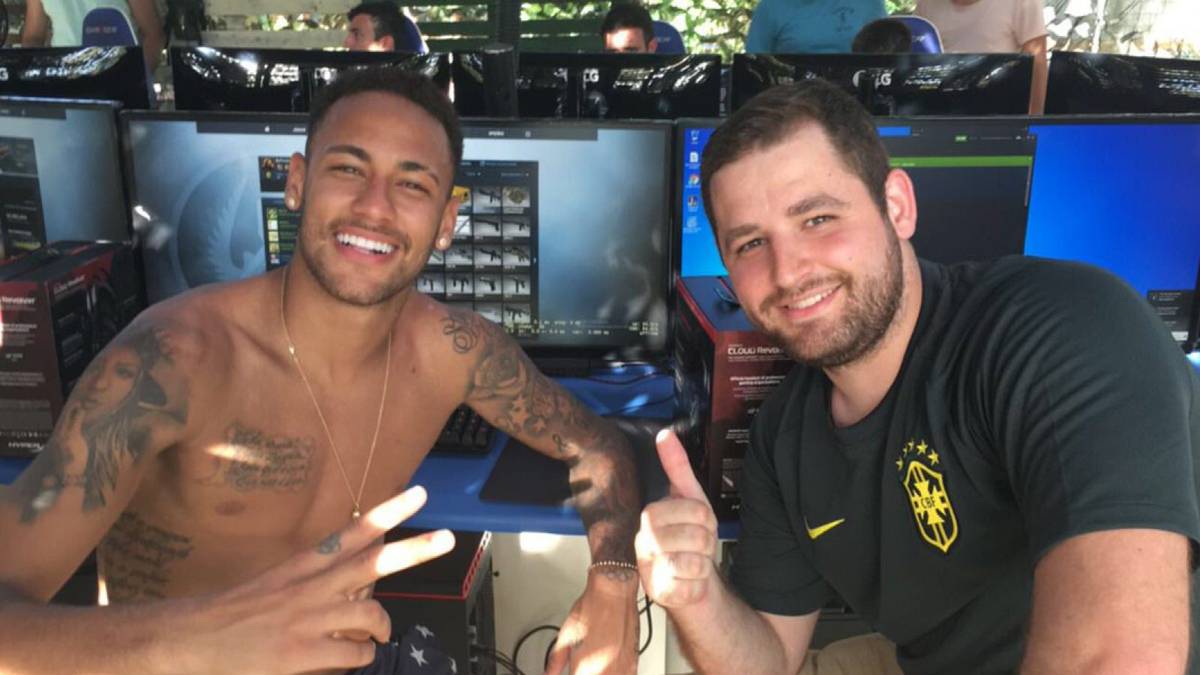 Neymar ist auch eng mit den besten CS:GO-Zockern seines Landes in Kontakt. Zusammen mit der jetzigen Mannschaft von Made in Brazil (MiBR) spielte er schon zusammen auf mehreren LAN-Parties. Das Team von MiBR spielt parallel zur WM beim Megaevent ESL One in Köln um die Counter-Strike-Krone mit und ist aktueller Titelverteidiger 