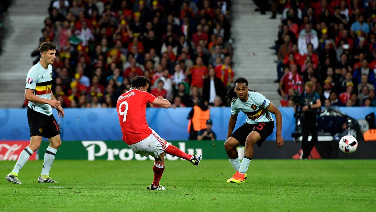 Zehn Minuten nach dem Seitenwechsel nimmt die Sensation Formen an. Hal Robson-Kanu (M.) narrt die ganze belgische Abwehr und schiebt völlig unbedrängt zum 2:1 für Wales ein