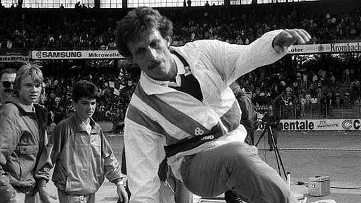 Nach vier Spielzeiten überspringt er die nächste Hürde und steigt zum Co-Trainer der Bundesligamannschaft der "Geißböcke" auf