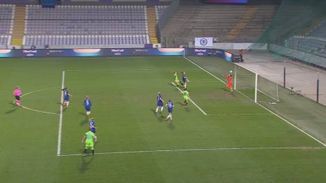 Dem VfL Wolfsburg droht nach einem schmerzhaften Wiedersehen mit Pernille Harder und jeder Menge Pfosten-Pech das Aus in der Champions League.