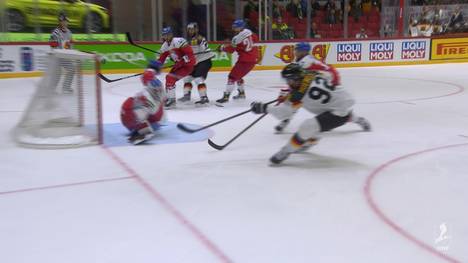 Deutschland verliert im Viertelfinale gegen Tschechien mit 1:4. In vielen kuriosen Szenen hat das DEB-Team extrem viel Pech. 