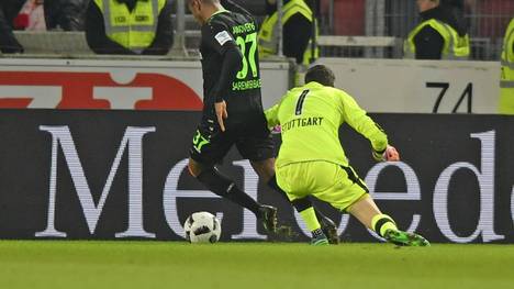 Mitchell Langerak (r.) leistete sich bei der Pleite des VfB Stuttgart gegen Hannover 96 einen Aussetzer