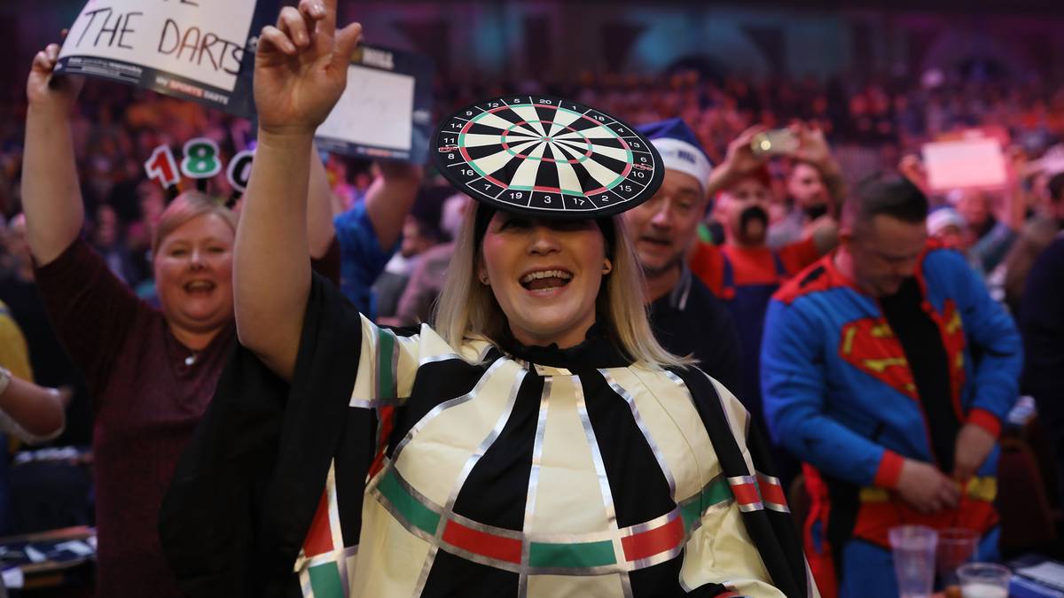 Die Liebe zur runden Scheibe kennt bei manchen Anhängern keine Grenzen. So gibt sich diese Dame vollkommen dem Darts hin