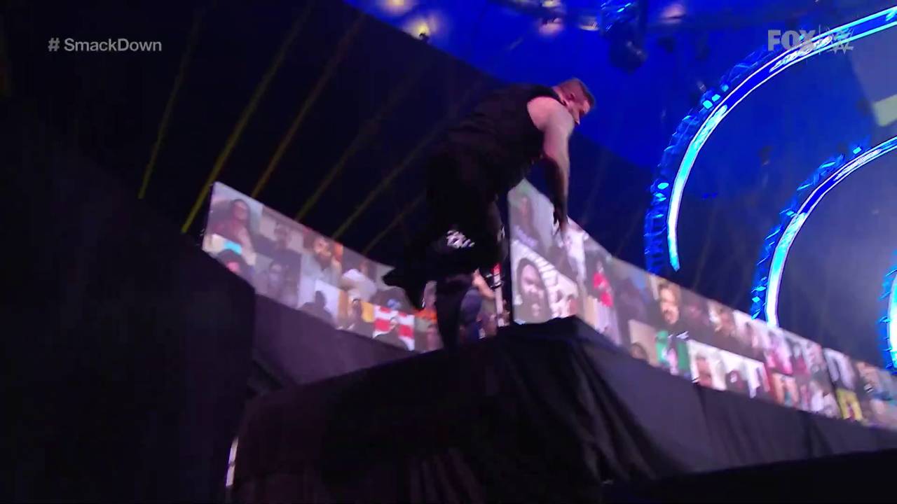 WWE SmackDown: Roman Reigns wirft Kevin Owens aus großer Höhe