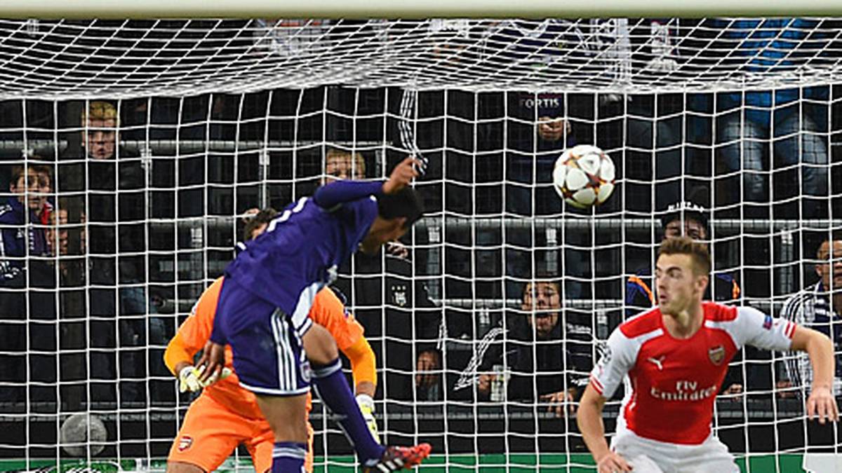 Zwischen dem RSC Anderlecht und dem FC Arsenal tut sich lange Zeit wenig. Doch in der Schlussphase wird es turbulent: Erst trifft Andy Najar (l.) nach einer Standardsituation zur Führung für die Belgier (71.)