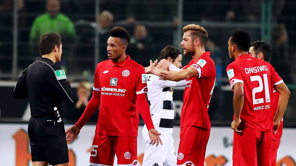 sondern auch dessen konsternierte Teamkollegen. Allein, es hilft nichts