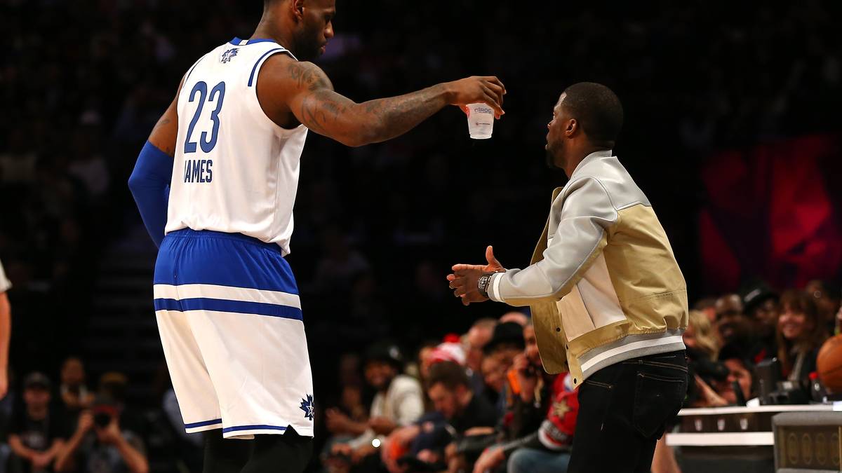 Dafür reicht ihm Comedian Kevin Hart - ein Star des Promispiels vom Freitag - erst einmal eine Erfrischung