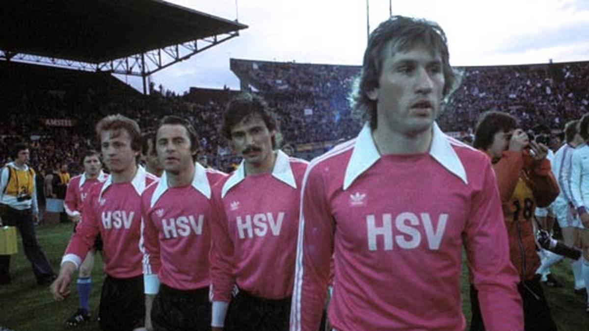 Finale des Europapokals der Pokalsieger 1976: Der HSV ließ sich nicht lumpen und lief gegen den RSC Anderlecht im feinsten Zwirn auf. Mit Erfolg: Die Hamburger Musterknaben gewannen mit 2:0
