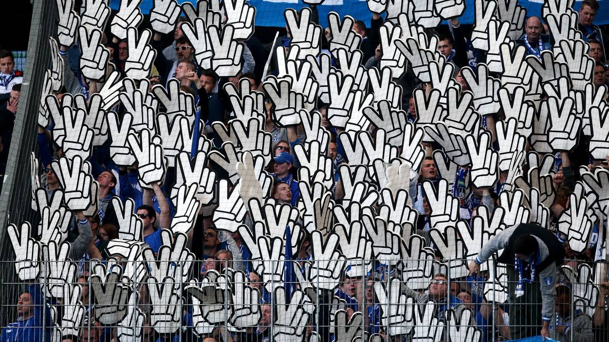 Die Schalker Fans bringen ihre Victory-Zeichen gleich massenweise mit nach Wolfsburg