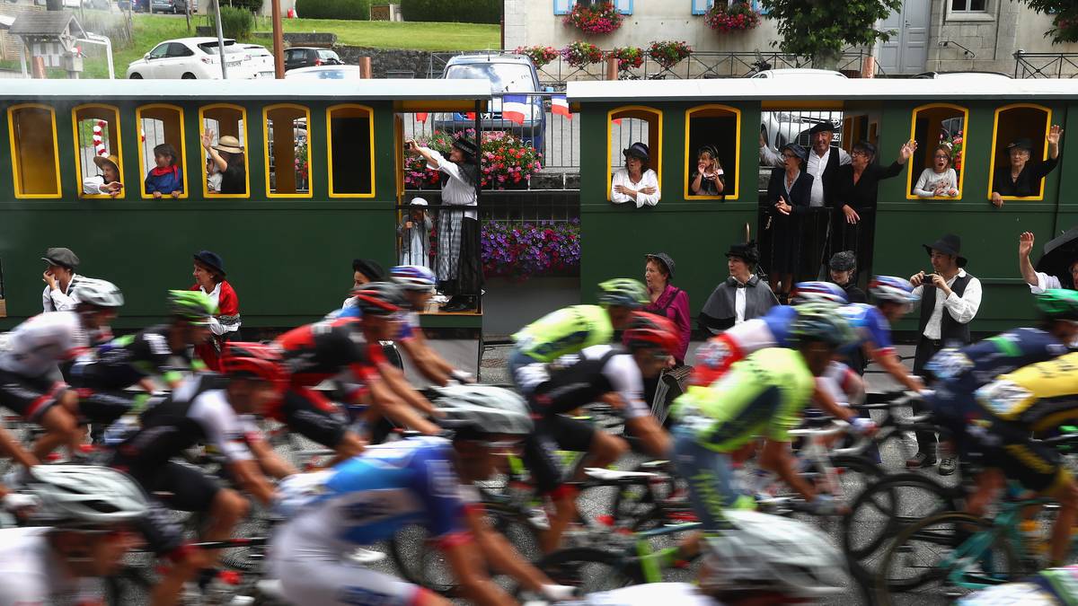 Auch aus einem stehenden Zug ist die Sicht auf das vorbeirasende Fahrerfeld bestens