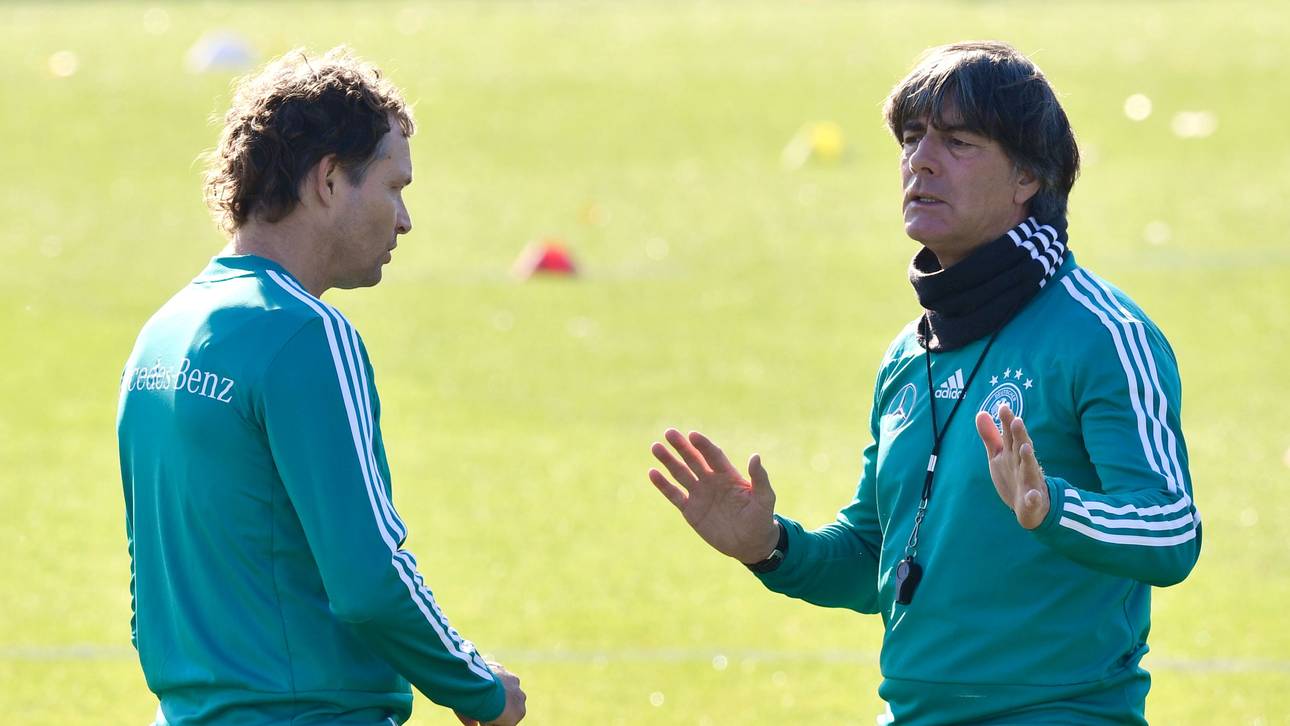 Joachim Löw (r.) im Gespräch mit Co-Trainer Markus Sorg