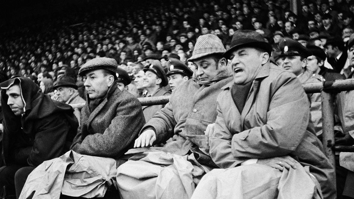 Im Jahr 1958 dann der Wechsel zur Eintracht aus Frankfurt, mit der er seinen größten Erfolg verbucht. Im Finale um die deutsche Meisterschaft 1959 triumphiert er gegen seinen Ex-Verein aus Offenbach. Ein Jahr darauf erreicht er mit Frankfurt als erste deutsche Mannschaft ein Europapokal-Endspiel. Dort werden der Eintracht beim 3:7 vom Starensemble aus Madrid die Grenzen aufgezeigt. Letzte Trainerstation in der Bundesliga: Kickers Offenbach (68/69)
