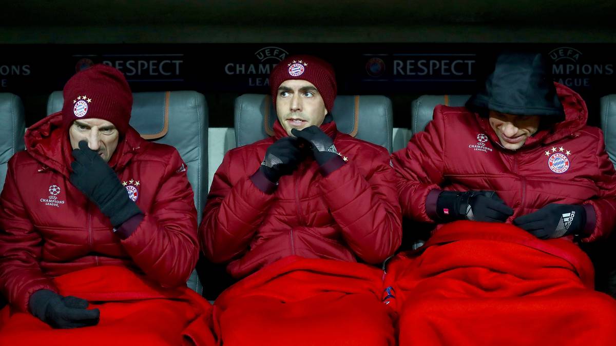 Thomas Müller sitzt dagegen nach seiner guten Partie gegen Mainz nur auf der Bank. Insgesamt rotiert Ancelotti fünf neue Spieler in die Startformation, Ribery und Lahm nehmen ebenso auf der Platz Bank