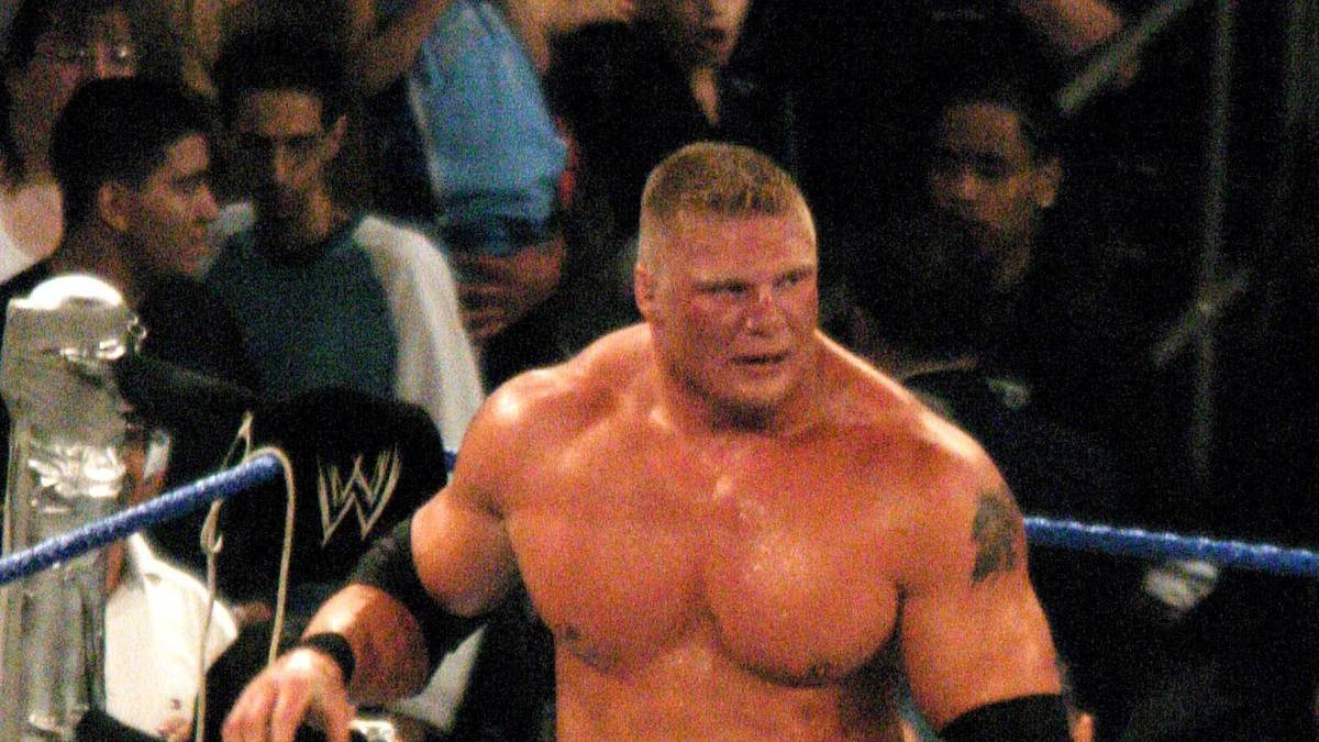 Binnen fünf Monaten wird der kolossale, aber auch athletisch und technisch begabte Lesnar zum WWE-Champion aufgebaut, mit 25 Jahren der jüngste aller Zeiten, bis heute